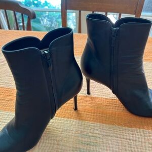 Gianvito Rossi Milano Bootie side zip sz 39 3.5” heel
